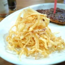 หอมทอดเป็นเครื่องเคียงในจานสเต็กทุกจาน