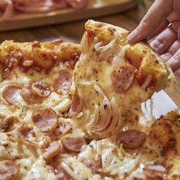 Cheesy calabresa pizza. 🍕