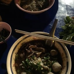 ก๋วยเตี๋ยวลูกชิ้นแชมป์ หน้าปั๊มเอสโซ่