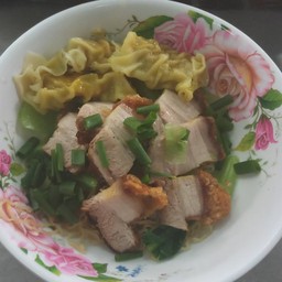 บะหมี่-เกี๊ยวหมูกรอบ