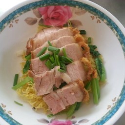 บะหมี่หมูกรอบ