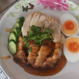 ข้าวมันไก่-หมูกรอบใส่ไข่