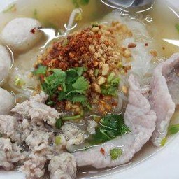 ก๋วยเตี๋ยวลูกชิ้นหมู-ลูกชิ้นเนื้อน้ำใส