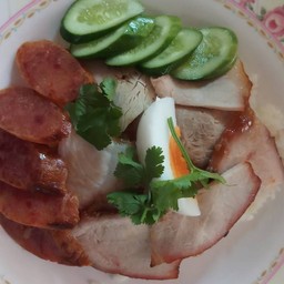 ข้าวหมูแดงใส่กุนเชียง