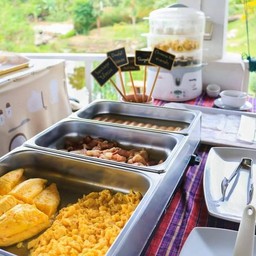 Omelette, Scrambled Egg, bacon, sausage และติ่มซำ