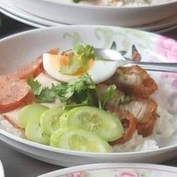 ข้าวหมูกรอบใส่กุนเชียง
