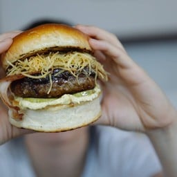 Crunchy pork burger