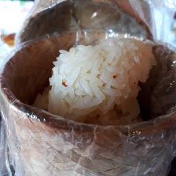 ข้าวเหนียวลองชิมแล้วเหม็นบูด และเจอเศษพริกเศษอาหารปนในข้าวเหนียว  รู้เลยว่าเอาข้