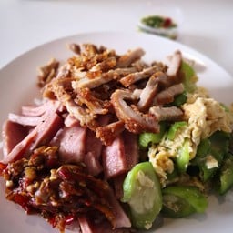 หมูทอดเจ๊จง ตลาดนัดซันทาวเวอร์