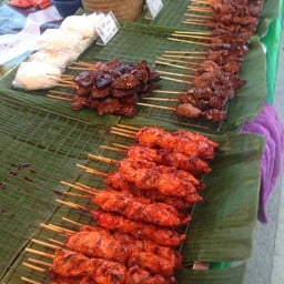 ไก่ปิ้งไม้ละ 10 บาท