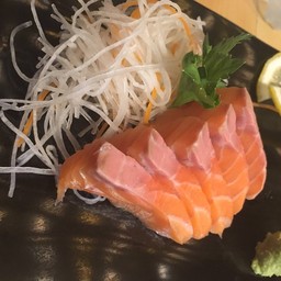 มีเลือดติดมาด้วยอ่ะ เอาทิชชู่ซับๆแล้วกิน คงไม่เป็นไรมั้ง