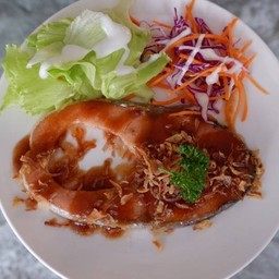 สเต็กแซลมอนซอสมะขาม  Grilled Salmon with Tamarind Sauce