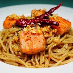 สปาเก็ตตี้แซลมอนผัดพริกแห้งน้ำมันมะกอก Salmon Basil and Olive Oil Spaghetti