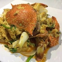 ปูม้าผัดผงกระหรี่ทั้งตัว