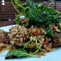 ไข่เยี้ยวม้ากระเพรากรอบ