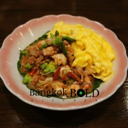ไข่คนน้ำปลากับดอกแคผัด น้ำพริกกะปิหมูสับและกุ้งสด