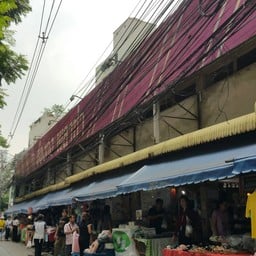 มุมด้านข้างอาคารสาธรซิตี้