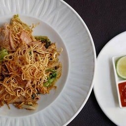 สุกี้เเห้งบะหมี่กรอบหมู