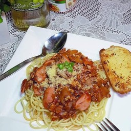 สปาเกตตี้ซอสแดงหมูสับไส้กรอกแฮม