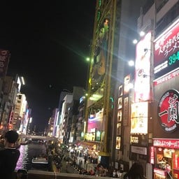 ร้านค้าบริเวณคลอง Dotonbori มีร้านอาหารยอดฮิตหลายร้านที่คนไทยชอบแวะ