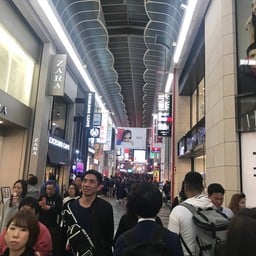 ทางเดินด้านในยาว 2 ร้านค้าตลอดแนว