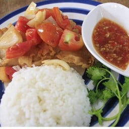 ข้าวไก่ทอดซอสสามรส Fried Chicken with chili sauce