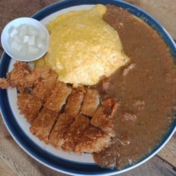 ข้าวห่อไข่แกงกระหรี่หมูทอด Omlet with fried pork and curry