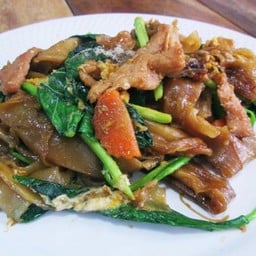 ผัดซีอิ้วหมู Noodle fried with pork
