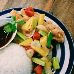 ข้าวไก่ทอดซอสเปรี้ยวหวาน Fried chicken sweet sour sauce