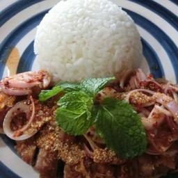 ข้าวยำหมูแซ่บ Spicy salad with pork