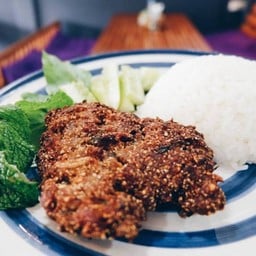 ข้าวลาบหมูทอด Fried spicy minced pork