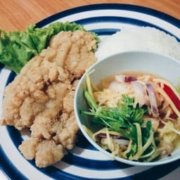 ข้าวหมูทอดยำมะม่วง Fried pork with mango salad