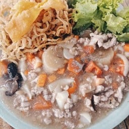 ราดหน้าหมูสับ Noodle in gravy sauce with minced pork
