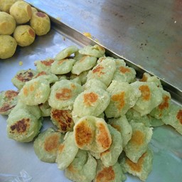 ขนมบ้าบิ่น หน้าธนาคารกสิกรไทย ถนนจอมพล