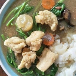 ราดหน้าปลาทอด Noodle in gravy sauce with fried fish