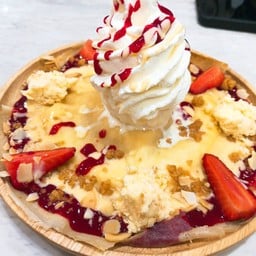 อร่อยเหมือนกัน ครีมชีทเข้ากับเครปแผ่นบางๆ แล้วก็วิปครีม