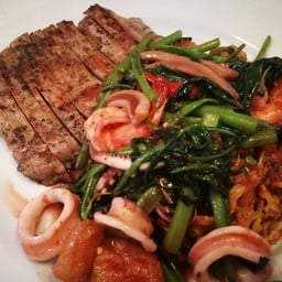 หมี่กรอบโฟทะเลผัดแห้ง+ เต็กหมู