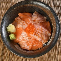 ข้าวหน้าปลาแซลมอนซูพรีม L