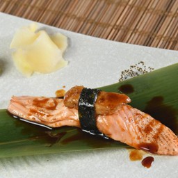 ซูชิแซลมอนท็อปฟัวกราส์