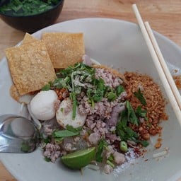 ก๋วยเตี๋ยวหมูต้มยำตำลึง