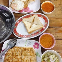 โรตีมะตะบะ น้ำแกง3+3 ขนมปังปิ้ง มีชามะนาวอีก1แก้ว ทั้งหมด135 บาท