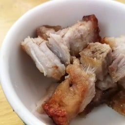 สั่งกระเพราหมูกรอบ​ แม่ครัวทำผิดเลยยกเอาหมูกรอบเปล่าๆมาให้เพิ่มฟรีด้วยล่ะ​ น่าร้