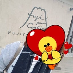 ร้านคุกกี้ของฝากของที่นี่ ชื่อ Fujiyama Cookie เป็นคุกกี้รูปภูเขาไฟฟูจิ