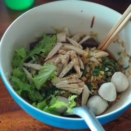 ก๋วยเตี๋ยวตีนไก่ตุ๋นชามยักษ์