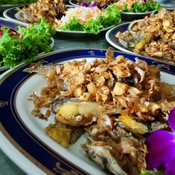 ปลาเนื้ออ่อนสดๆ ตัวใหญ่ คลุกเคล้ากระเทียมสดที่ทอดเอง