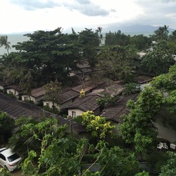 วิวด้านบนโรงแรม (เหมือนค่ายกักกันเลย)