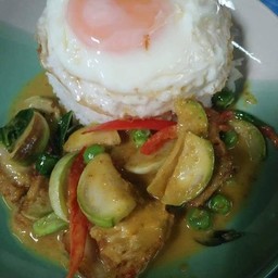 เขียวหวานหมูหรือไก่ผัดแห้ง  ไข่ดาว