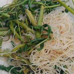 หมีกระเฉด จานแรกเค็มมากให้ทำใหม่ออกมา ผัดหมี่ไม่ทั่ว กระเฉดมาแบบดิบเลยค่ะ คงไม่ม