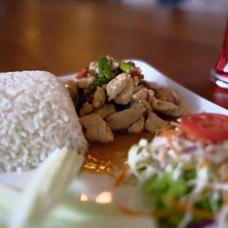 ข้าวผัดกระเพรากรอบพริกแห้ง