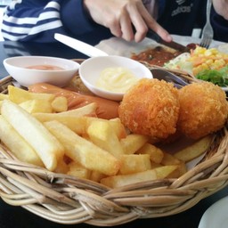 มี เฟรนช์ฟราย ชีสบอล นักเก็ตไก่ และไส้กรอก
